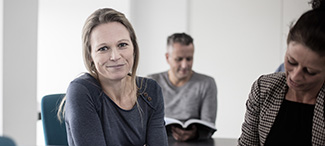 Female MBA student looking into camera Photo: Jesper Rais, Aarhus University
