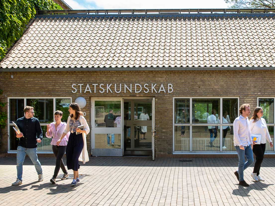 Institut for Statskundskabs bygning med personer gående foran Foto: Lars Kruse, AU
