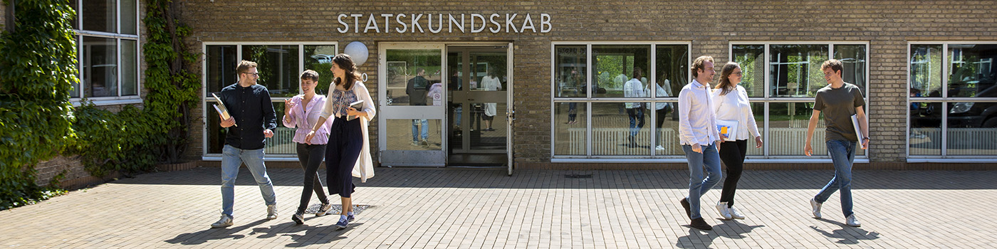 Alumner udenfor Institut for Statskundskab, AU Foto: Lars Kruse, AU Foto