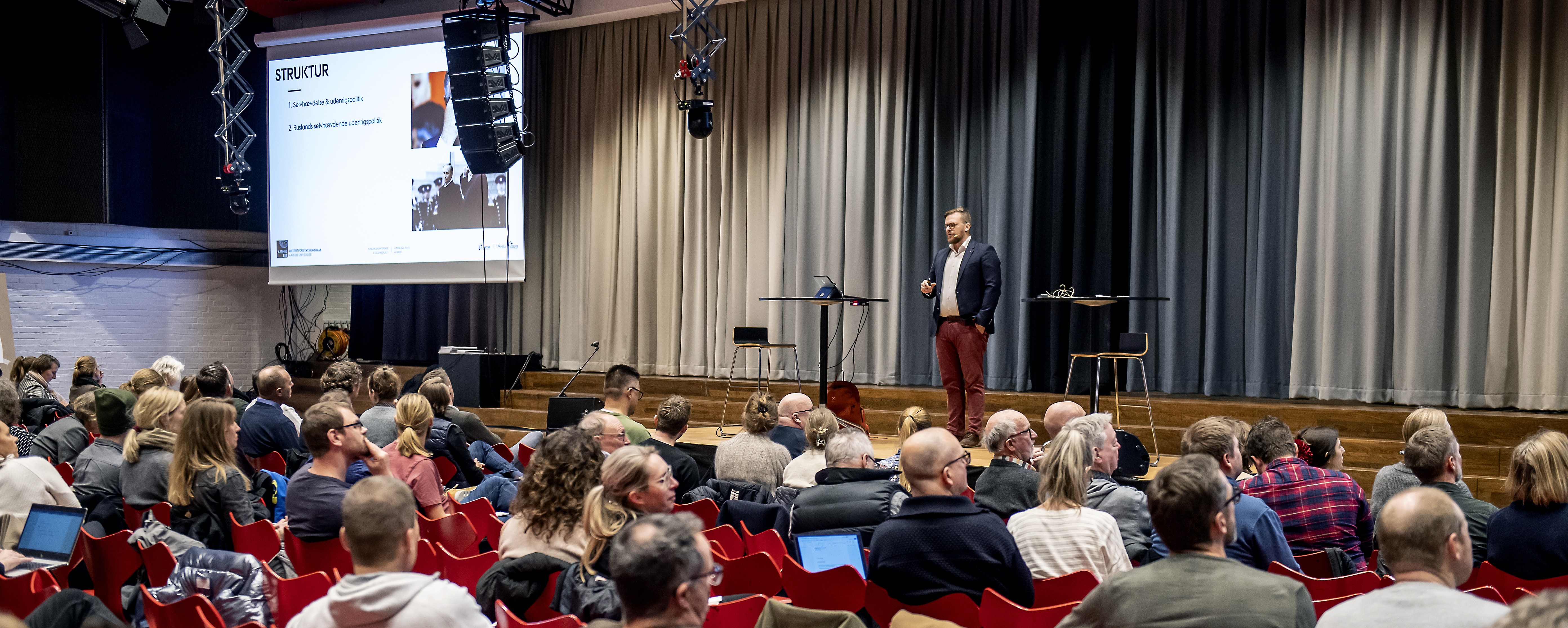 Researcher presenting for a high school audience Photo: René Schütze
