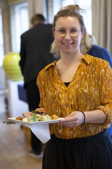 Kvinde med tallerken Foto: Aarhus BSS
