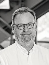 Foto af person, hår, tøj, briller, smil