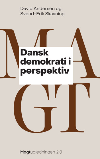 Den nye bog "Dansk demokrati i perspektiv" er en del af serien Magtudredningen 2.0. Bogen er skrevet af David Andersen og Svend-Erik Skaaning. Foto: Aarhus Universitetsforlag. Bogomslag med bogstaver i farver.
